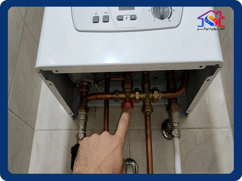 موقعیت شیر پرکن و مانومتر سنجش فشار در زیر بدنه پکیج بوتان پرلا پرو